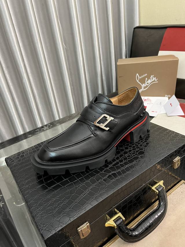 出厂价： Cl 新品正装鞋皮鞋 Christia* Loubouti* 红底鞋 Greggo 男士牛津鞋 采用进口牛皮 亮面漆皮 拼接撞色高丝光反毛皮制成 三节